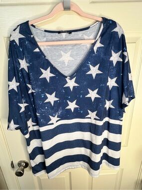 BloomChic Navy and White Star Stripe V-Neck Tee